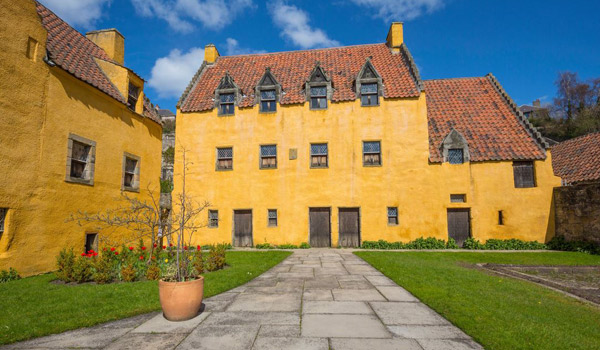 Culross Palace and the town of Culross are used in multiple Outlander scenes