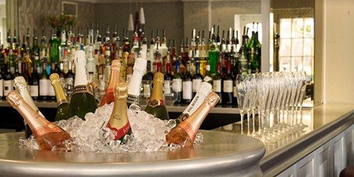 7-arden-hotel-stratford-bar