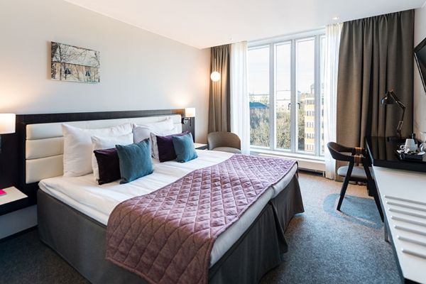 standard-twin-bed-room-bed-workplace-tv-window-clarion-hotel-stockholm
